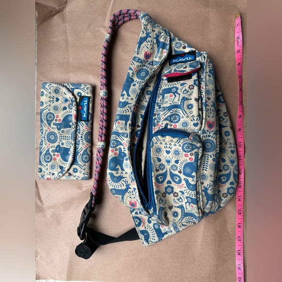 Kavu women’s sling pack with matching Wallet - Picture 13 of 16